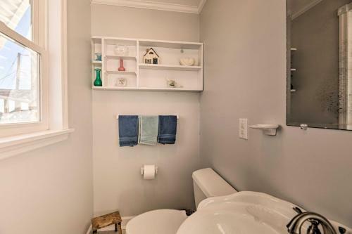 Charming Retreat With Water View, Walk To Downtown