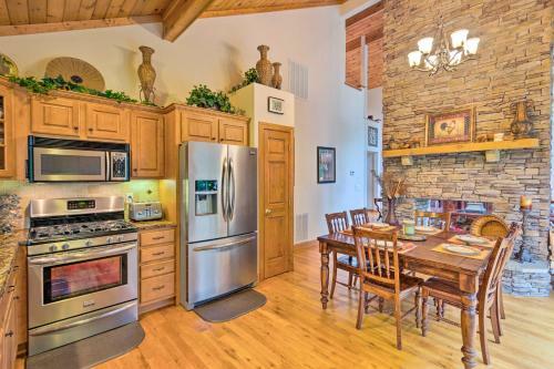 Lavish Beech Mountain Ski Cabin With Hot Tub!
