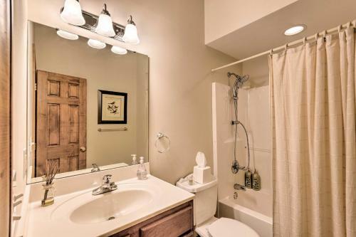 Lavish Beech Mountain Ski Cabin With Hot Tub!