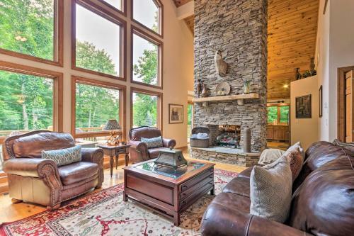 Lavish Beech Mountain Ski Cabin With Hot Tub!