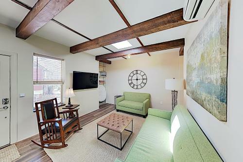 Custom Eco Retreat With Large Balcony, Walk Downtown Home