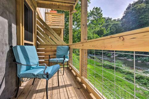 Apartamento Renovated Riverfront Retreat With Deck And Views