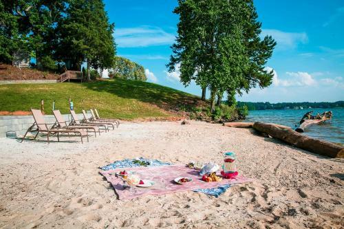 Lakefront Property Two Bedroom #30 At Long Cove Resort