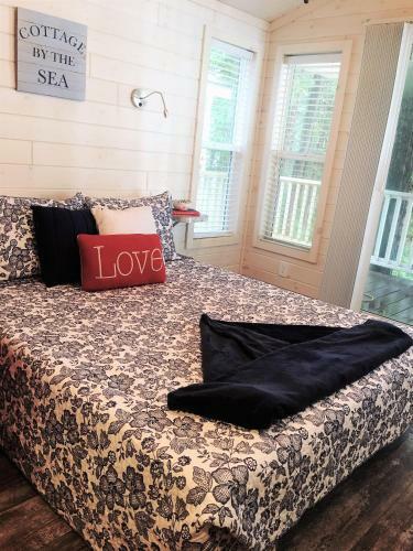 Waterfront Studio With Private Porch #13 At Long Cove Resort