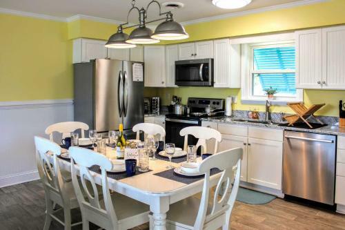 Colorful Emerald Isle Home, Walk To The Beach
