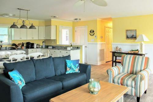 Colorful Emerald Isle Home, Walk To The Beach