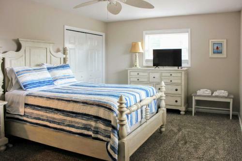 Colorful Emerald Isle Home, Walk To The Beach