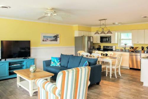 Colorful Emerald Isle Home, Walk To The Beach