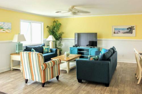 Colorful Emerald Isle Home, Walk To The Beach