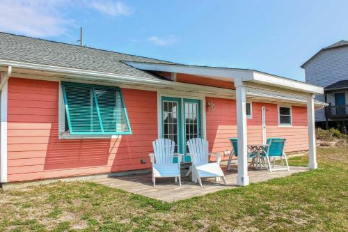 Colorful Emerald Isle Home, Walk To The Beach
