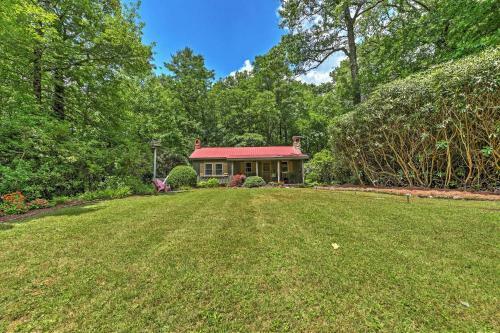 Charming Cottage With Deck - 1 5 Mi To Downtown