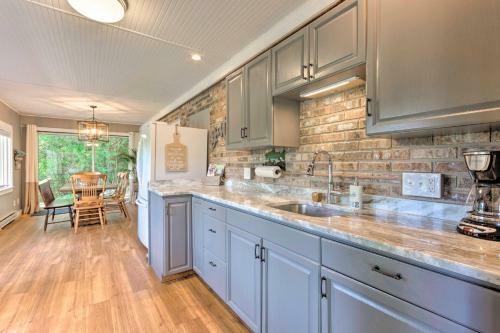 Apartamento Hendersonville Lake Apt With Dock, Deck And View!