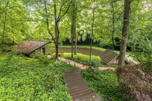 Fox Den - Lush Forest Retreat - Patio & Trails Home