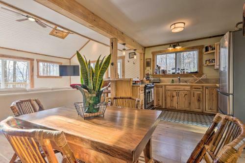 Hendersonville Cabin With Hot Tub And Fire Pit!