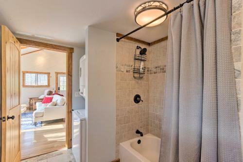 Hendersonville Cabin With Hot Tub And Fire Pit!