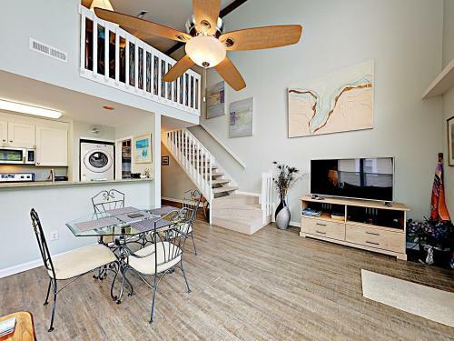 Apartamento New Listing! Pelican Perch - Walk To Beach Home