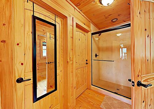 New Listing! Lakefront Log Home With Large Balcony Home