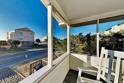 Beachside Cottage With Ocean Views - Steps To Sand Home