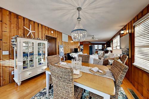 Beachside Cottage With Ocean Views - Steps To Sand Home