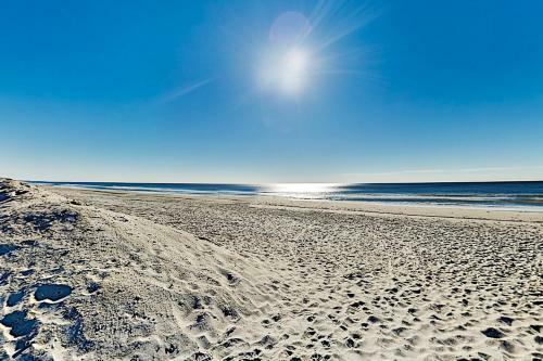 Beachside Cottage With Ocean Views - Steps To Sand Home