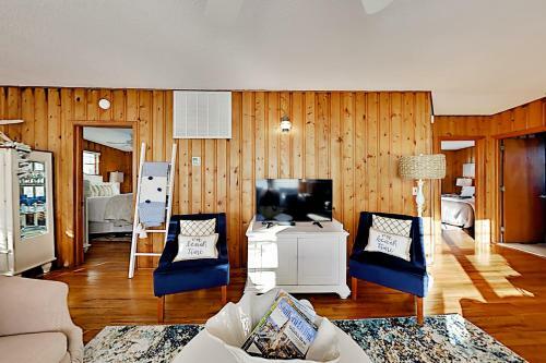 Beachside Cottage With Ocean Views - Steps To Sand Home