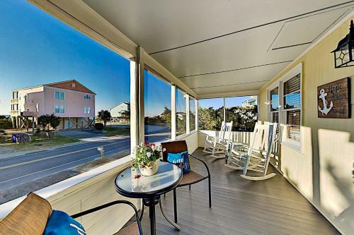 Beachside Cottage With Ocean Views - Steps To Sand Home