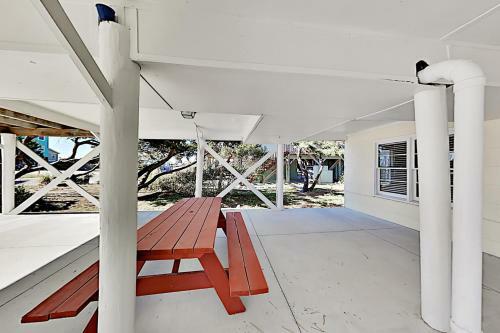 Beachside Cottage With Ocean Views - Steps To Sand Home