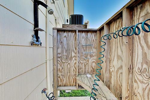 Beachside Cottage With Ocean Views - Steps To Sand Home