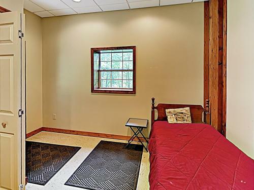 New Listing! ?bear Creek Cabin? On Hogback Lake Home