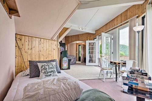 Cozy North Carolina Rondette With Mountain Views!