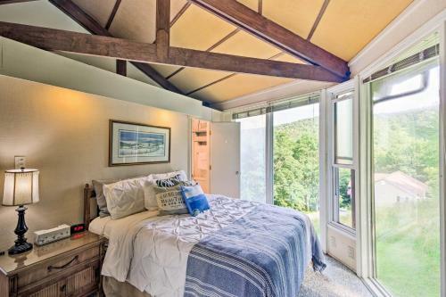Cozy North Carolina Rondette With Mountain Views!