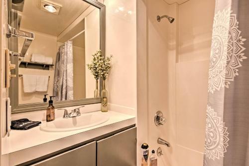 Cozy North Carolina Rondette With Mountain Views!