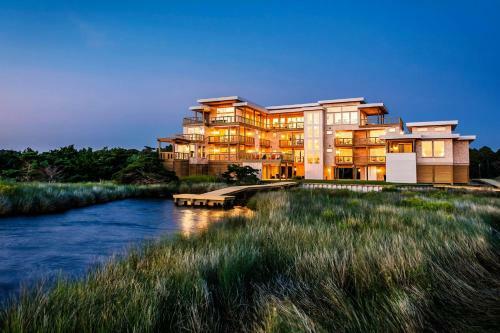 Villa World Class, Brand New Luxury Waterfront Home