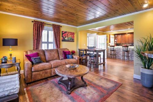 Remodeled Swannanoa Cottage With Sauna, Yardandfire Pit