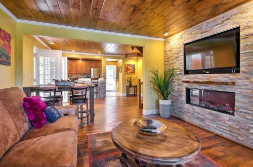 Remodeled Swannanoa Cottage With Sauna, Yardandfire Pit