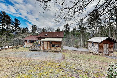 Amazing 2-acre Retreat - Office, Gazebo & Fire Pit Home