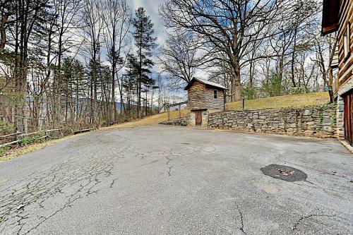 Amazing 2-acre Retreat - Office, Gazebo & Fire Pit Home