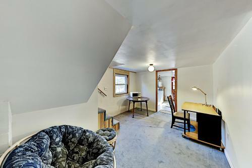 Amazing 2-acre Retreat - Office, Gazebo & Fire Pit Home