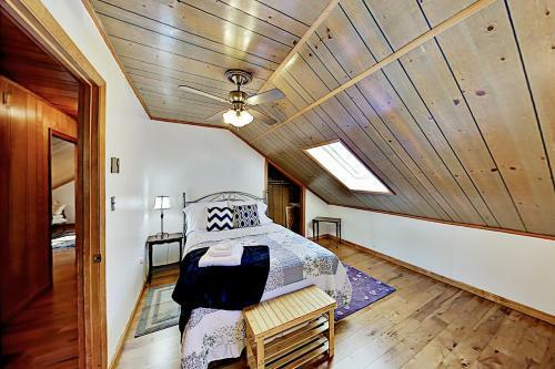 Amazing 2-acre Retreat - Office, Gazebo & Fire Pit Home