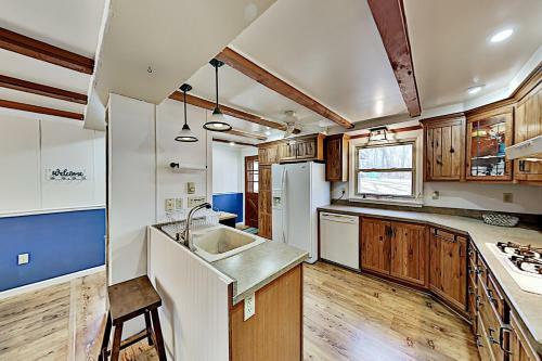 Amazing 2-acre Retreat - Office, Gazebo & Fire Pit Home