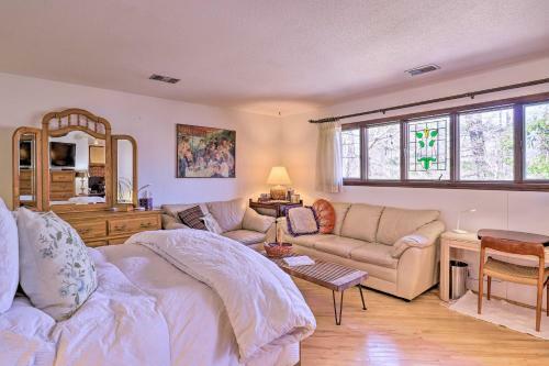 Apartamento Mountaintop Studio With Deck And Views - 3 Mi To Wcu!