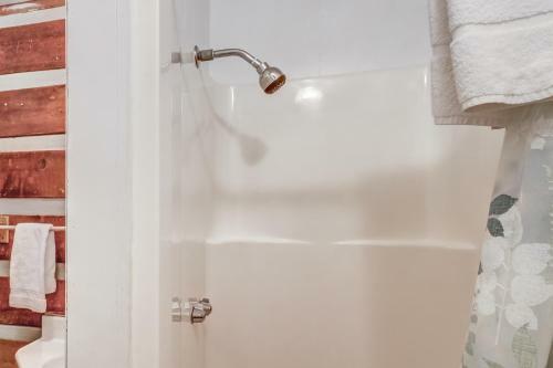 2 Bed 2 Bath Vacation Home In Whittier II
