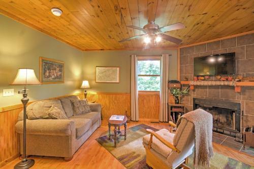 Charming Fox Den Cabin In Whittier With Hot Tub!