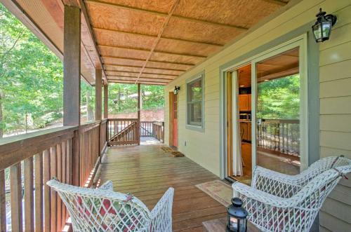 Charming Fox Den Cabin In Whittier With Hot Tub!
