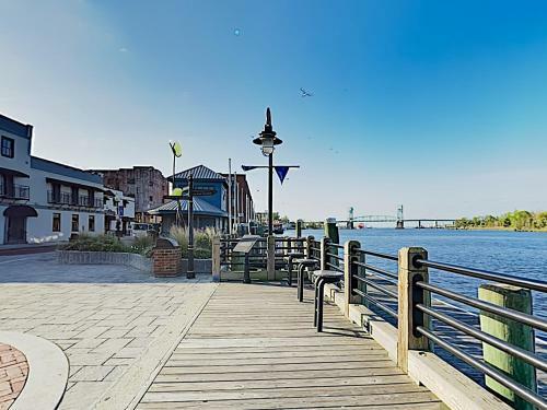 Apartamento New Listing! Downtown Riverfront Condo With Balcony Condo