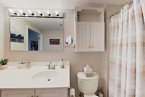 Apartamento New Listing! Downtown Riverfront Condo With Balcony Condo