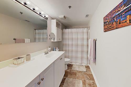 Apartamento New Listing! Downtown Riverfront Condo With Balcony Condo