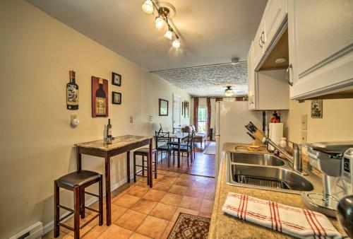 Explore Lake Erie And Strip From Quaint Apartment!
