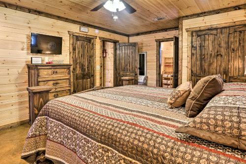 The Breeze Forested Oasis With Hot Tub And Deck!