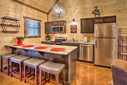 The Breeze Forested Oasis With Hot Tub And Deck!